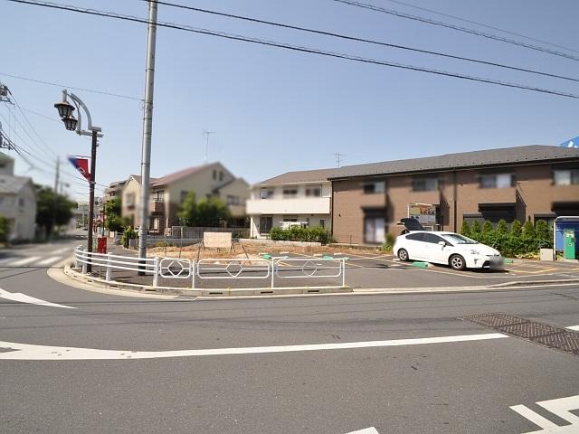 Local photos, including front road. Contact road situation