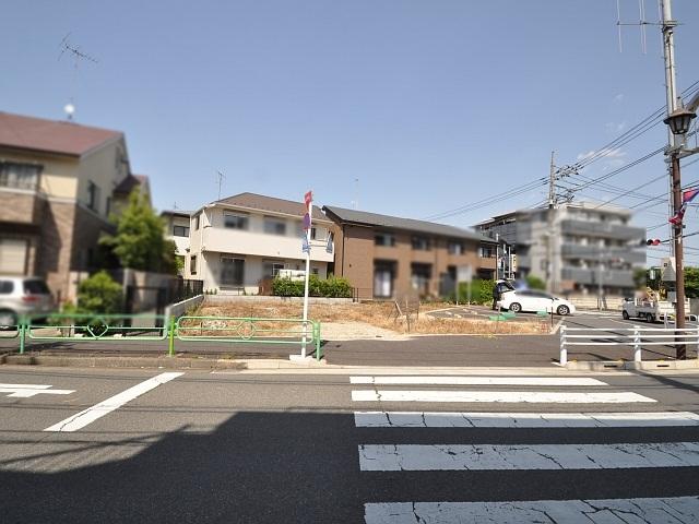 Local photos, including front road. Contact road situation