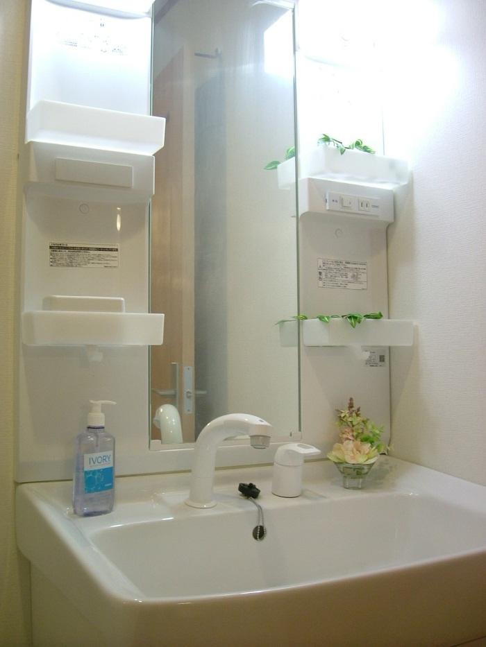 Other Equipment. It can be used without worrying about the wings, Spacious bowl. Also equipped with shampoo faucet to become a hand shower if drawn out, Has been improved wash ease of hair.