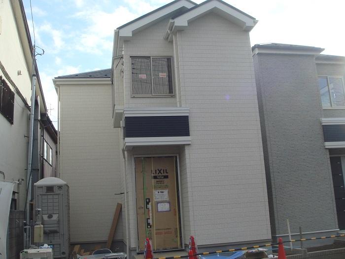 Local appearance photo. We outer wall completed. It is a garden of 4m more than is on the south side.