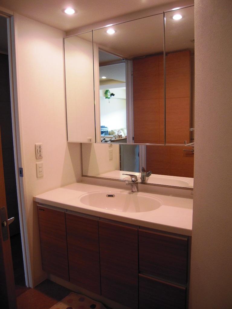 Wash basin, toilet. Three-sided mirror, The back is housed.