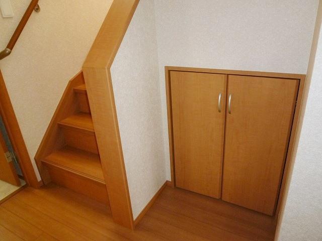 Receipt. 6 Building: Stairs under storage