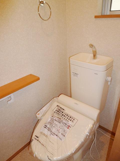 Toilet. 6 Building: the ground floor toilet