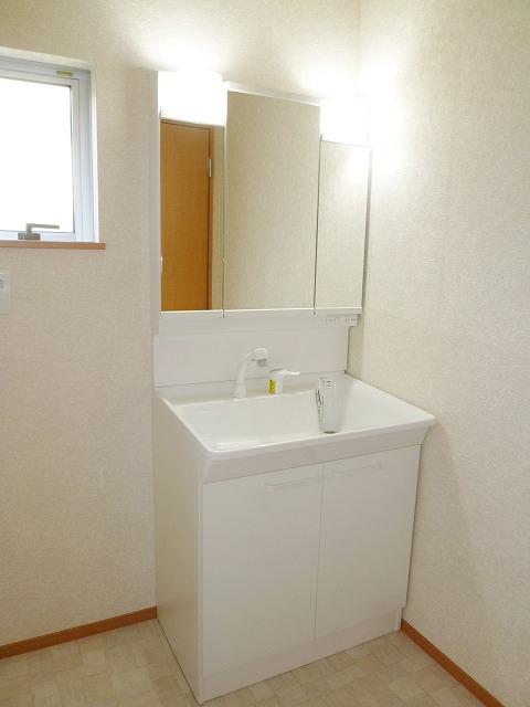 Wash basin, toilet. 6 Building: wash basin