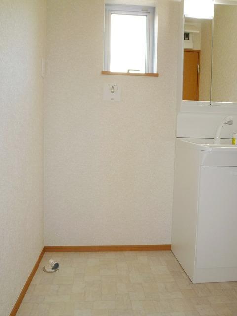 Wash basin, toilet. 6 Building: Laundry Area