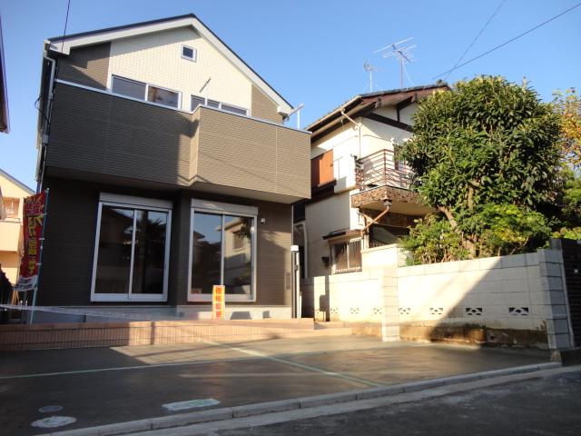 Local photos, including front road. Car space 2 units in parallel can park! It is also possible to put a bicycle, etc.! ! 