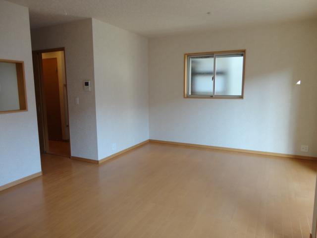 Living. Wide span of a living-dining! The holiday fun and family gatherings! ! 