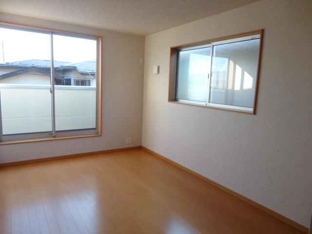 Non-living room. The south side of the bright main bedroom! Spacious about 7.25 Pledge of space. 