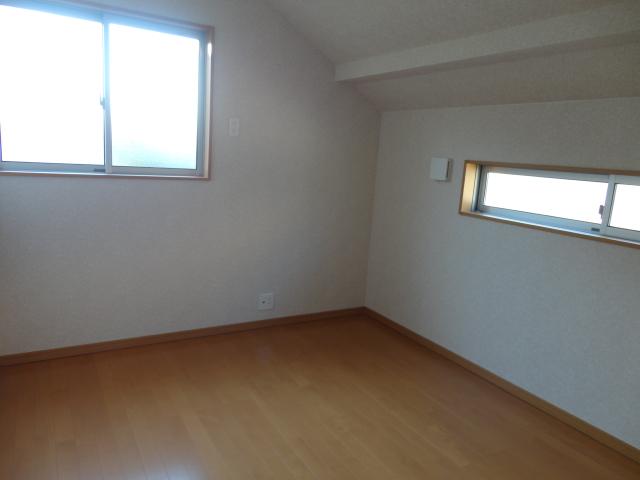 Non-living room. North side of the room is also bright Western-style! 