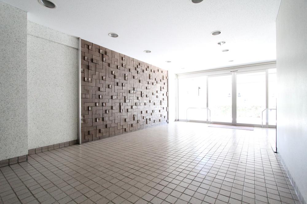 Entrance. Common areas