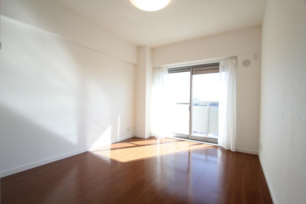 Non-living room. Very bright room on the south-facing