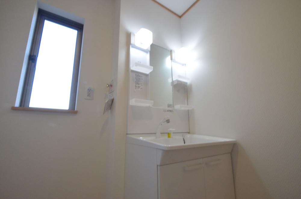 Wash basin, toilet. Indoor (11 May 2013) Shooting A Building