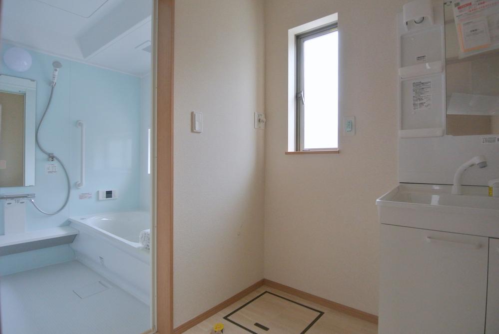 Wash basin, toilet. Selling local