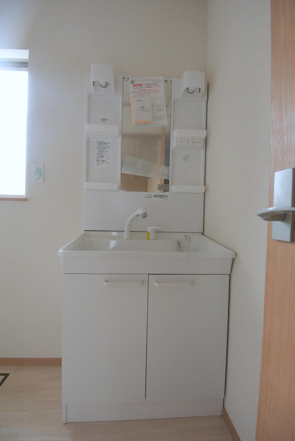 Wash basin, toilet. Selling local