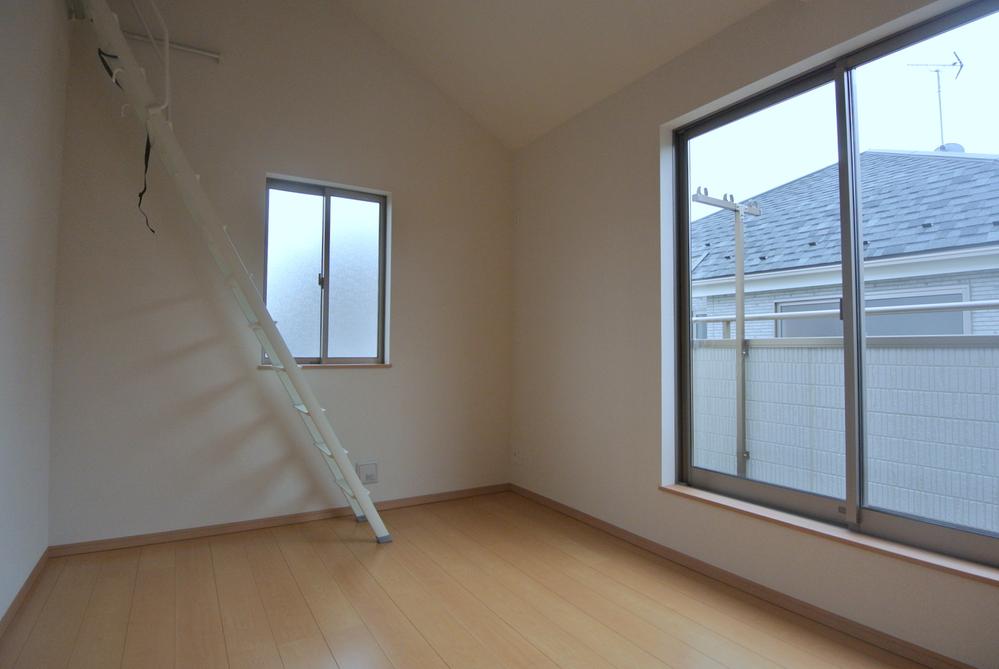 Non-living room. Selling local