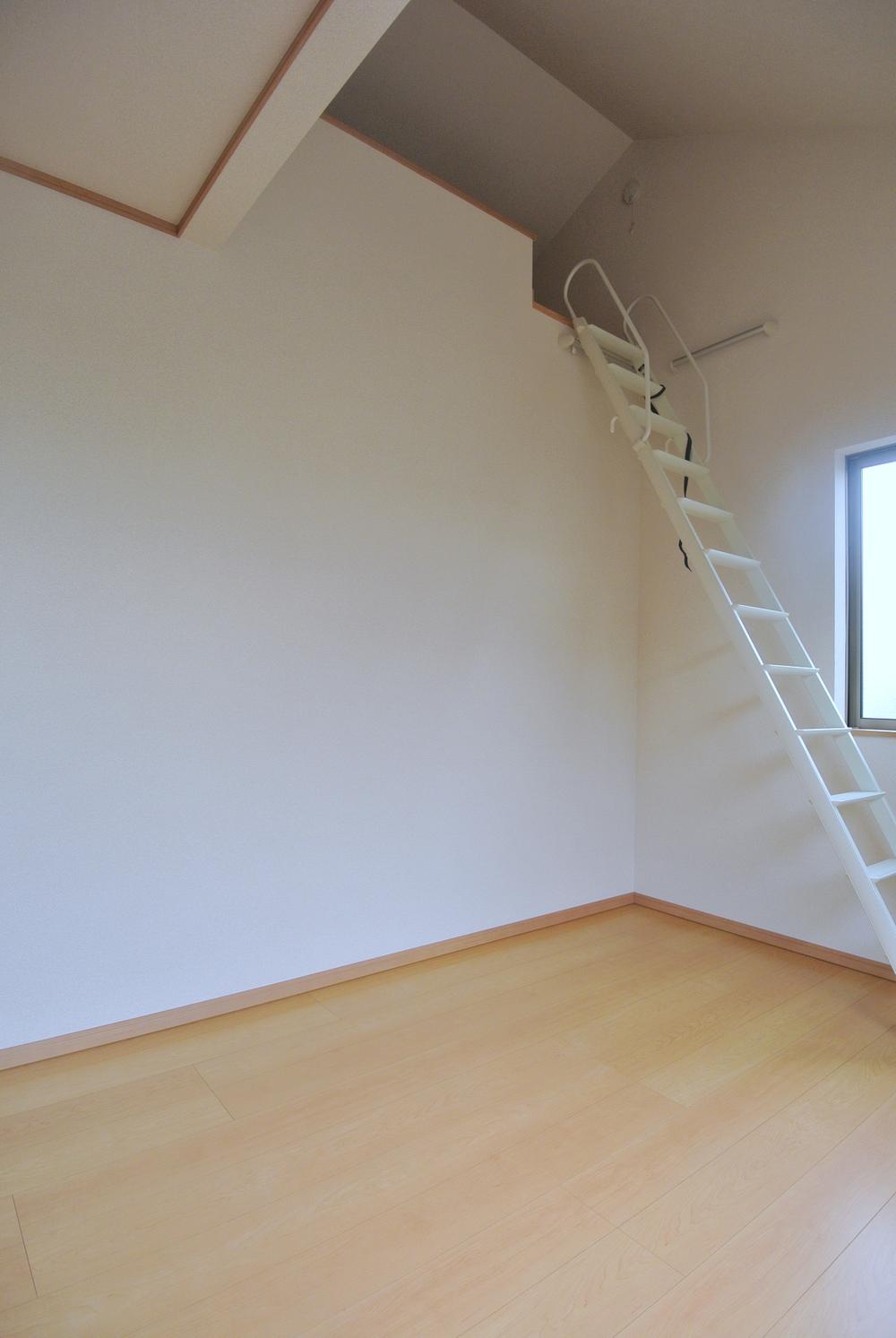 Non-living room. Selling local