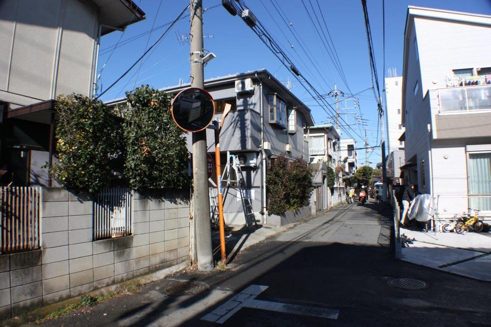 Local photos, including front road. Local (January 2014) Shooting. B compartment day is good because the building sandwiched between the south side adjacent land buildings and about 2.5m passage. 