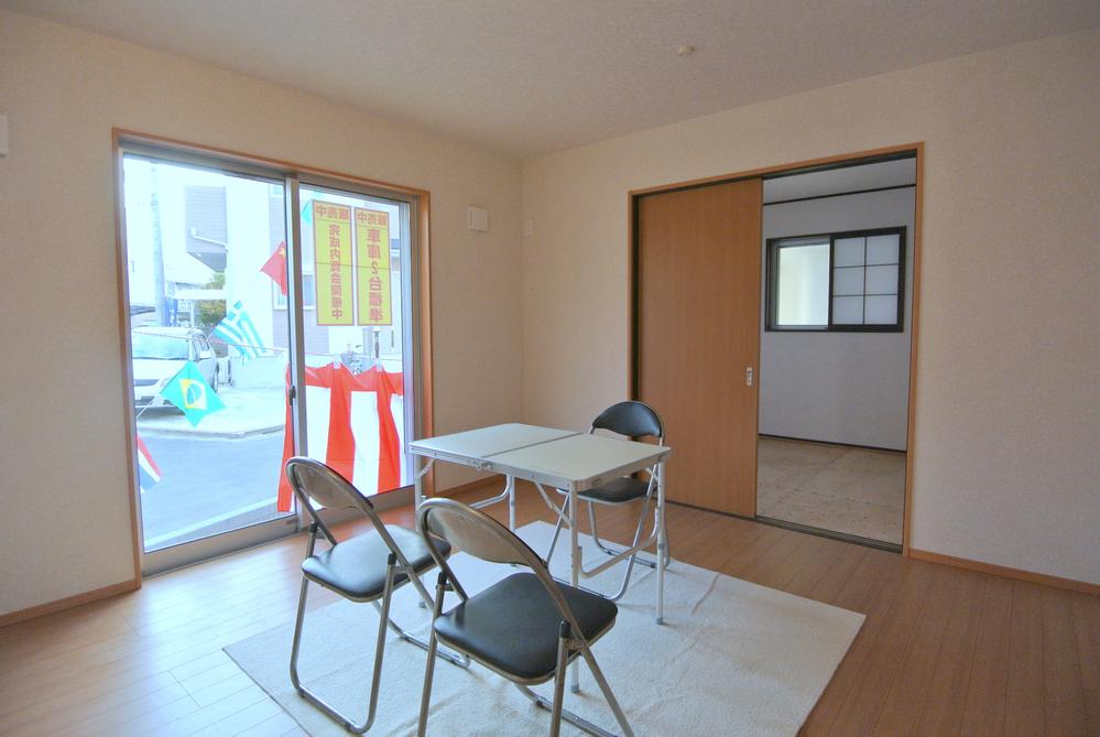 Living. Selling local