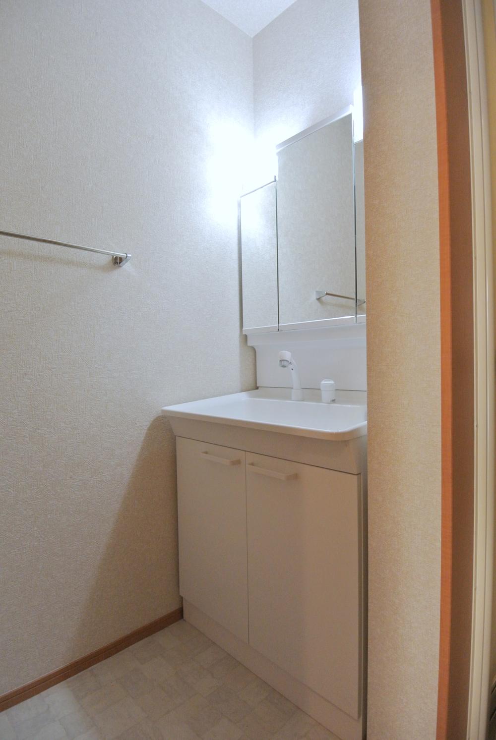 Wash basin, toilet. Selling local