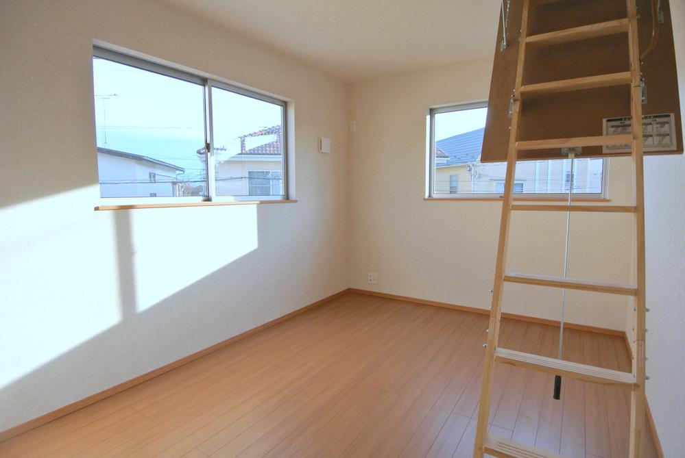 Non-living room. Selling local