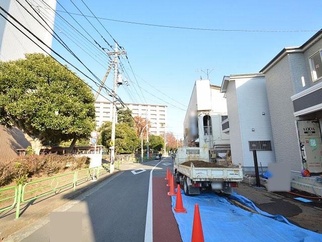 Local photos, including front road. Komae City Higashino Nogawa 4-chome front road 2013 / 12 / 5 shooting