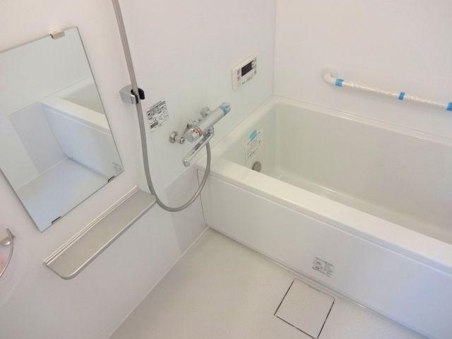 Non-living room. Bathroom