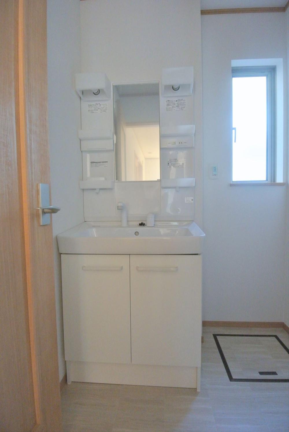 Wash basin, toilet. Selling local 1 Building