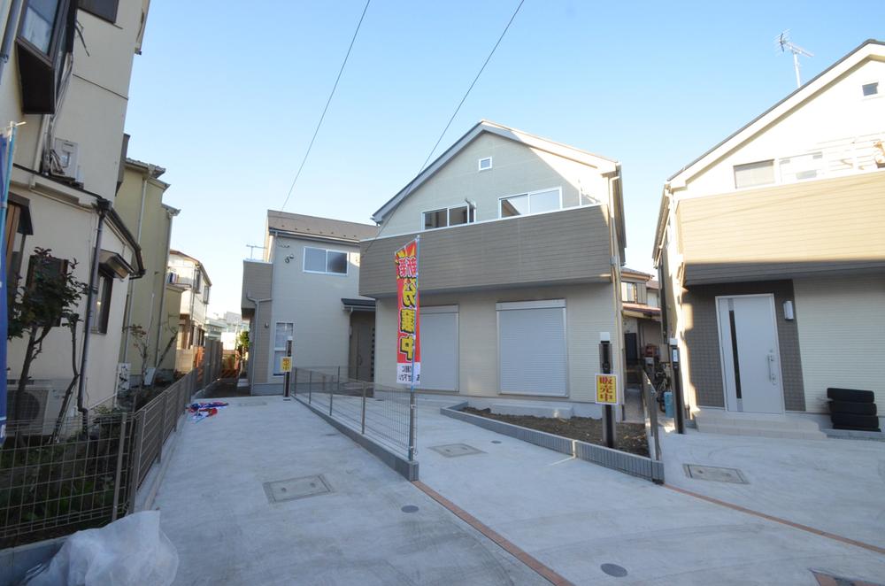 Local photos, including front road. Local (11 May 2013) Shooting