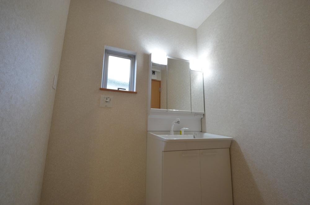 Wash basin, toilet. Indoor (12 May 2013) Shooting 6 Building