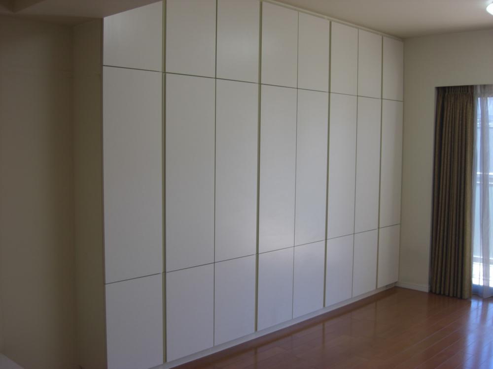 Living. There Zozuke accommodated in the living room