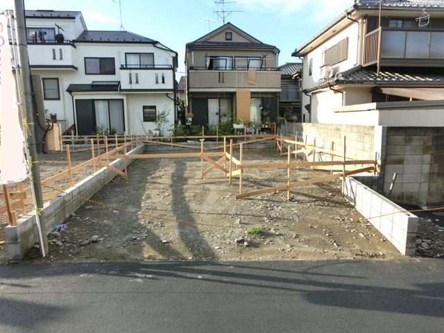 Local photos, including front road. Bright site, Building 3!