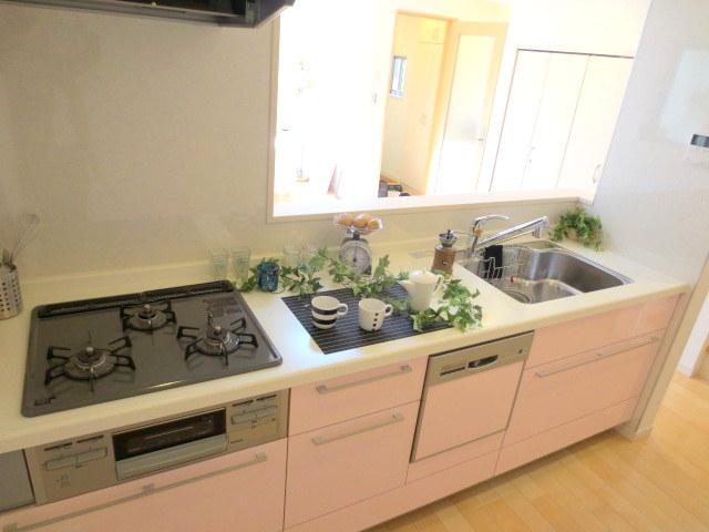 Kitchen. A kitchen with a dishwasher. Because the face-to-face family while doing housework gatherings!