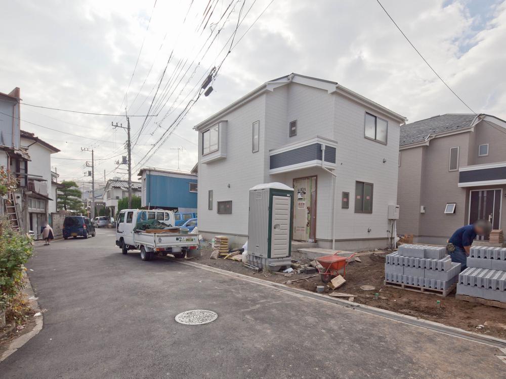 Local photos, including front road. Local (11 May 2013) Shooting