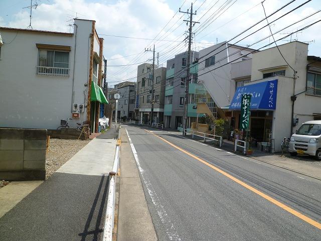Local photos, including front road. Front road (2013 August 31 shooting)