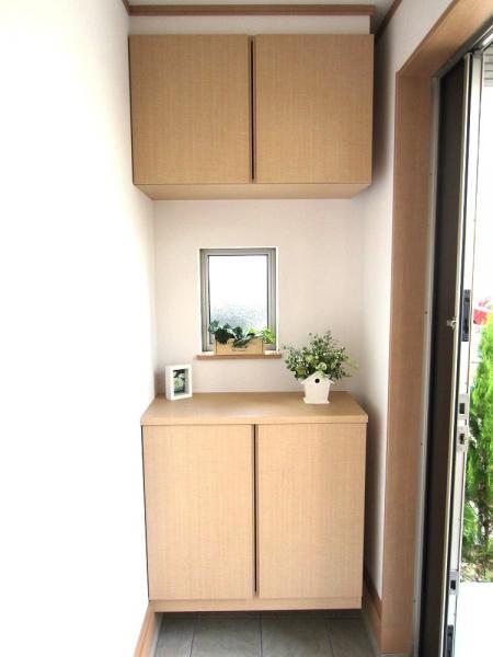 Entrance. Entrance same specifications