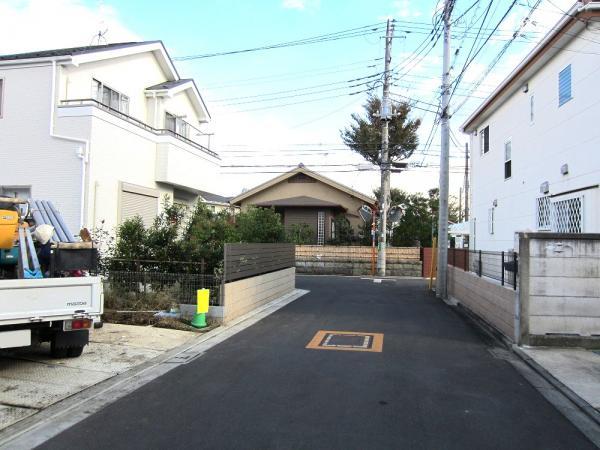 Local photos, including front road. Local front road