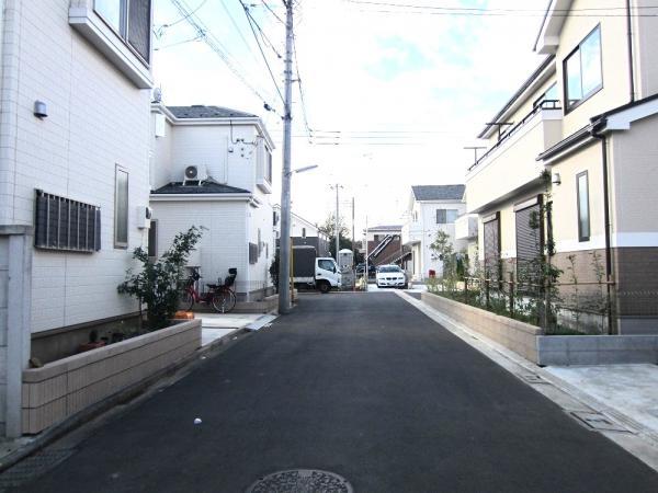 Local photos, including front road. Local front road