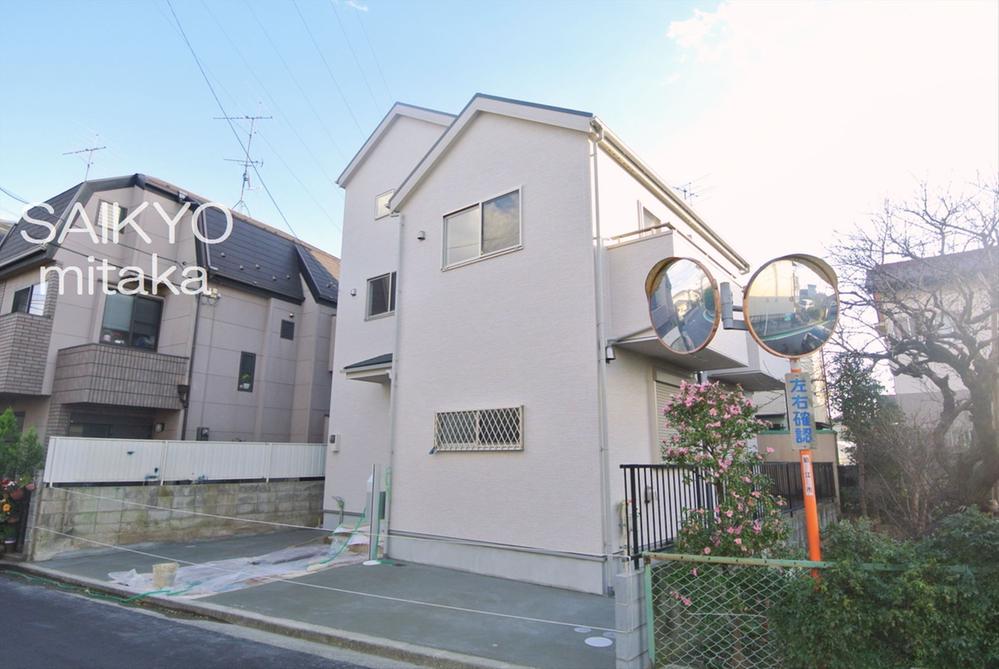 Local appearance photo. Selling local