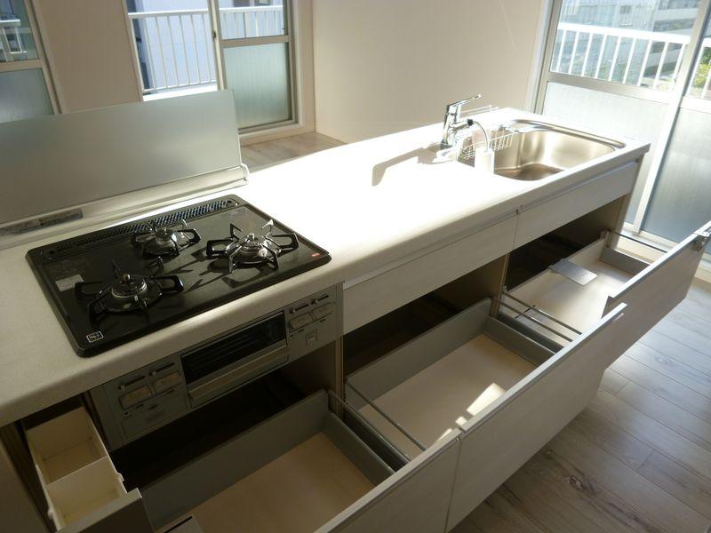 Kitchen. Storage by the system kitchen is always neat.