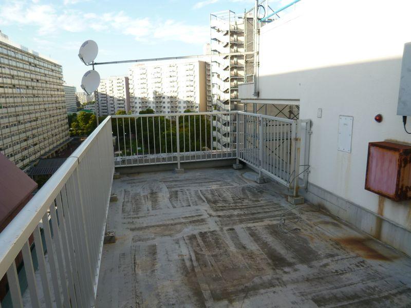 Balcony. Roof balcony.