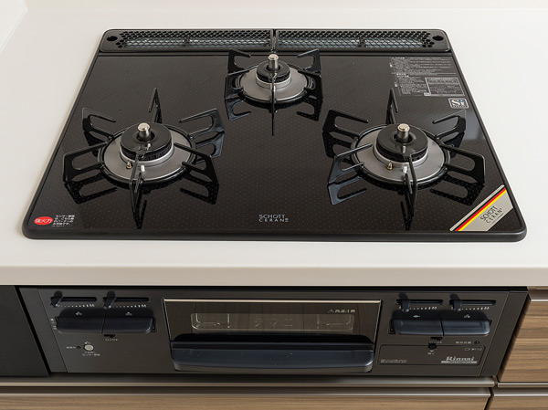 Kitchen.  [Si glass with sensor top stove] Peace of mind with all mouth Si sensor. Oil dirt is also a glass top specification of wipe quick and people.