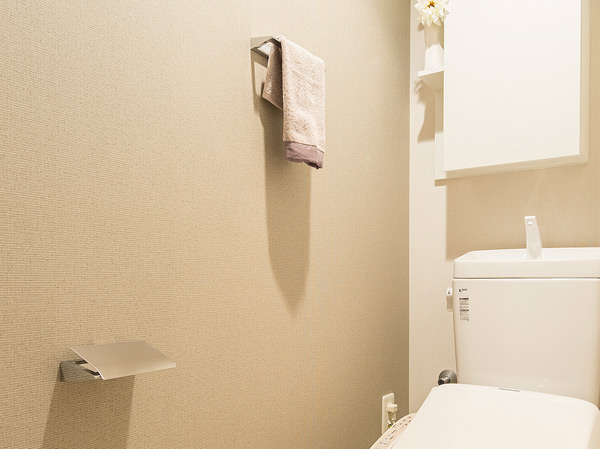 Bathing-wash room.  [Handrail foundation reinforcement (toilet)] The toilet, It has been made the foundation reinforcement to be able to pre-install the handrail. For the less likely an accident and support operation, Is a specification-friendly people who live.