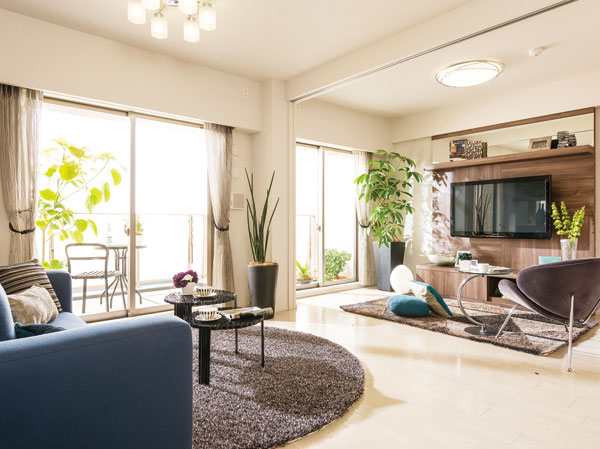 Interior.  [living ・ dining] Natural texture of flooring, Surface material of touch also friendly door of woodgrain, Shine personality of the person live, Simple excellent texture in the wall cross. Filled with sunlight from the south, Life is wrapped in natural comfort. While feeling the downtown familiar, The house of peace that truly relaxing, here.