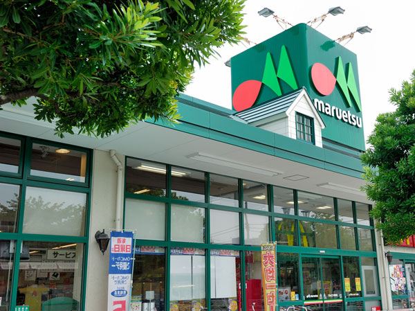 Surrounding environment. Maruetsu Shiomi Station shop (about 820m, Bicycle about 5 minutes, 11-minute walk)