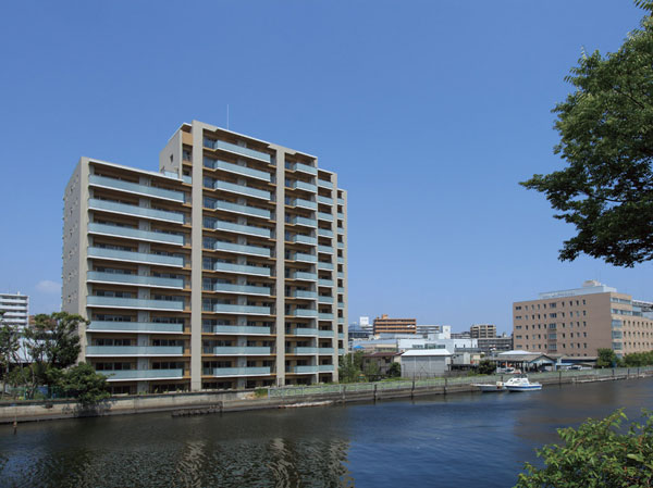 Buildings and facilities. Wrapped in sunlight, To the day-to-day to be filled in the sense of openness. Planning in all houses the sunny south-east or south-west facing. Personality shines 2LDK ~ 4LDK plan, 75m2 units ・ 3LDK center. Wrapping a history of family, A house is created leeway.