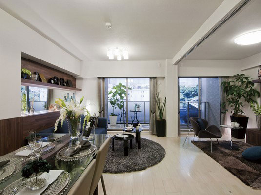 Room and equipment. Natural texture of flooring, Surface material of touch also friendly door of woodgrain, Shine personality of the person live, Simple excellent texture in the wall cross. Filled with sunlight from the south, Life is wrapped in natural comfort. While feeling the downtown familiar, The house of peace that truly relaxing, here.