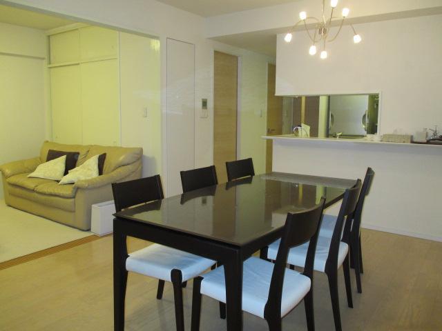 Living. Ceiling height 2450mm, The room is very clean state. By all means, please visit.