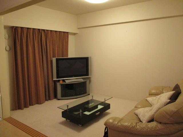 Non-living room. Living room is next to the room. Is a floor plan with a sense of unity.