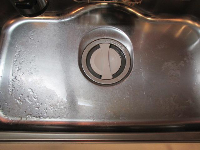 Kitchen. Garbage disposal disposer equipped kitchen. Switch on Close the lid.
