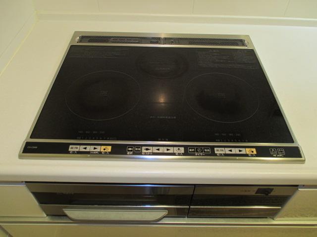 Kitchen. IH cooking heater installation. This cleaning is easy to not fire come out.